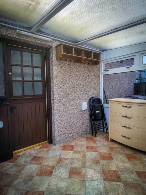 Central 2-Bedroom Bunglow With Double Sofa Bed Карнусти Екстериор снимка