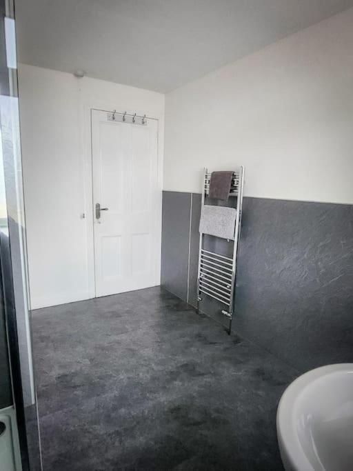 Central 2-Bedroom Bunglow With Double Sofa Bed Карнусти Екстериор снимка